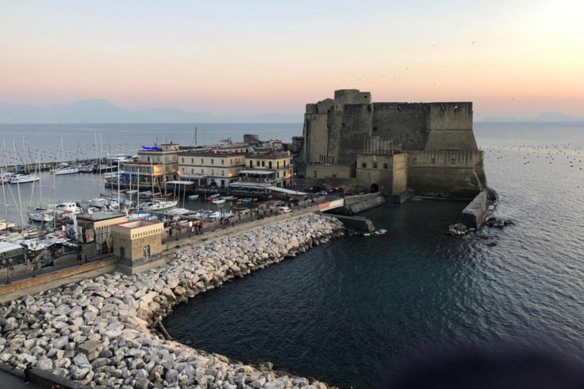 un vecchio castello situato in mezzo all'acqua