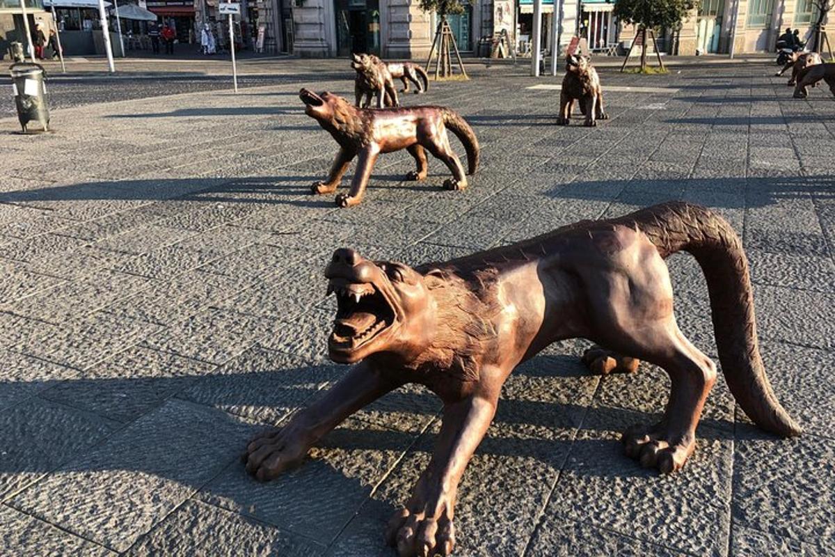 Una estatua de un perro tendido en una calle