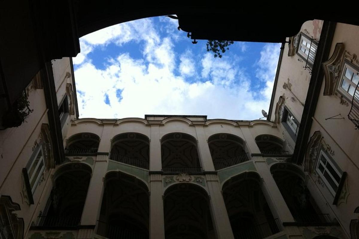 un grande edificio con un cielo sullo sfondo