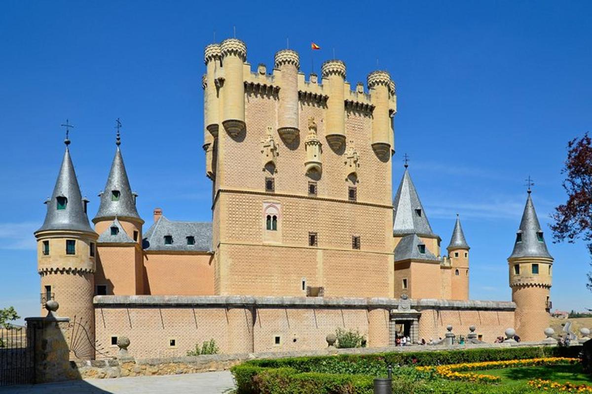 velký hrad s věžemi a věžičkami