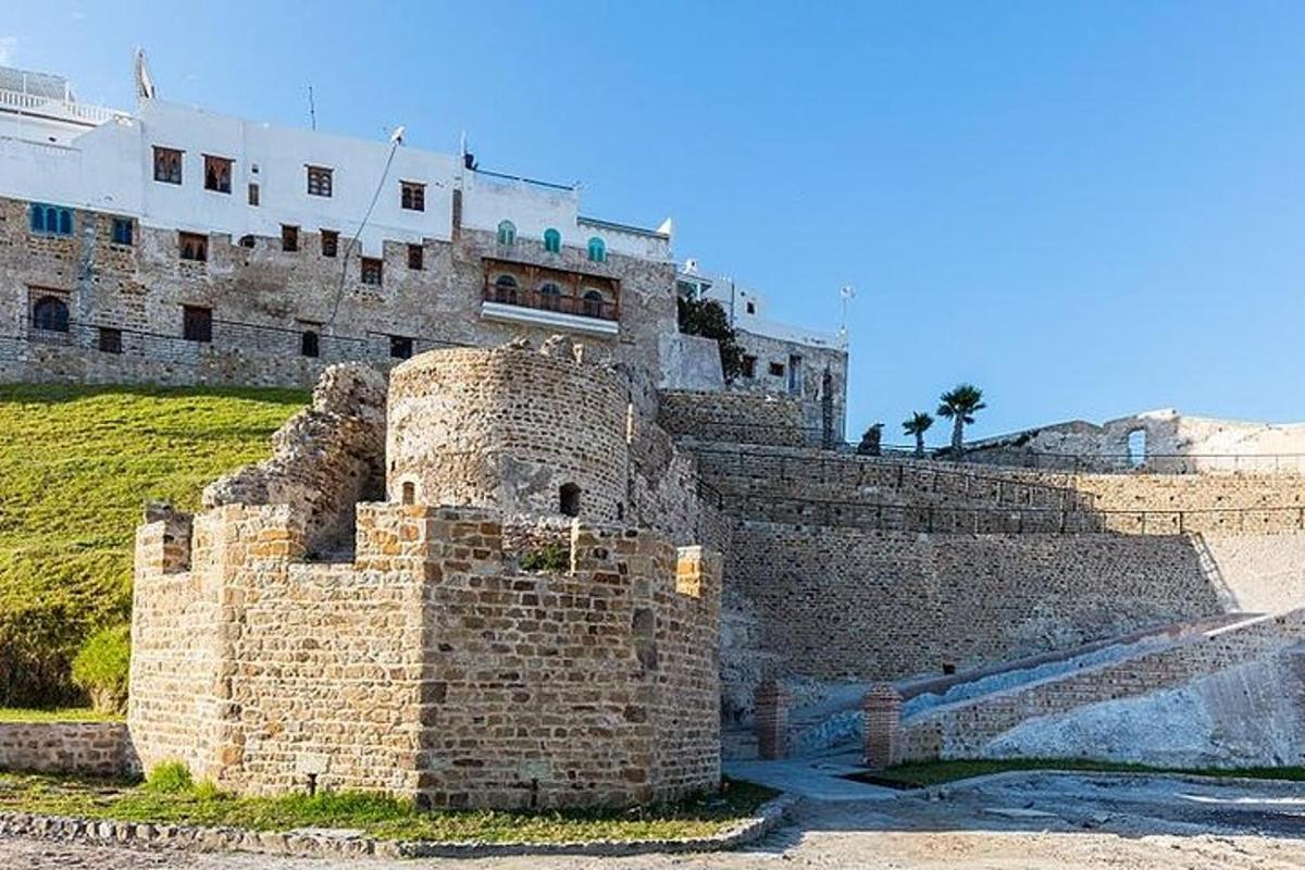 Un muro de piedra con un edificio al fondo