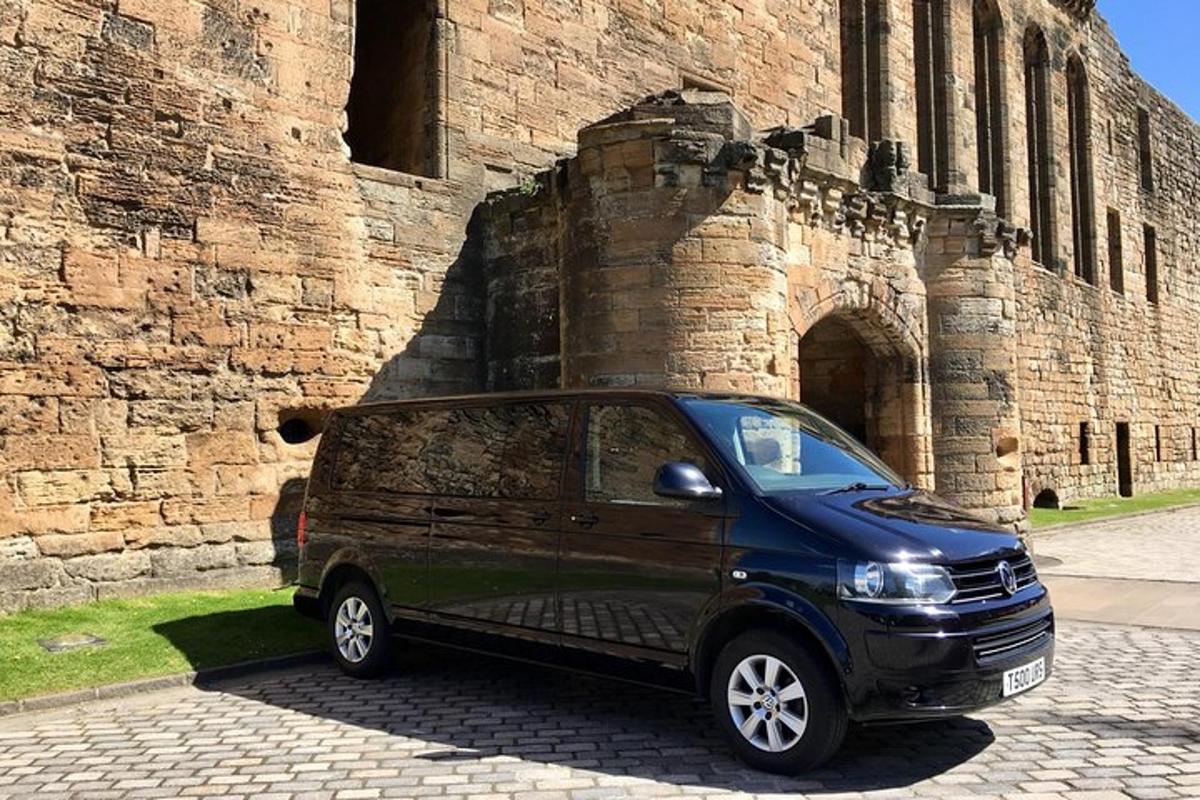 pieni pakettiauto pysäköitynä rakennuksen eteen