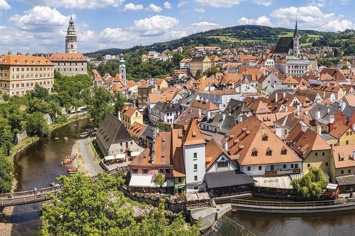 Letecký pohled na město s řekou a budovami