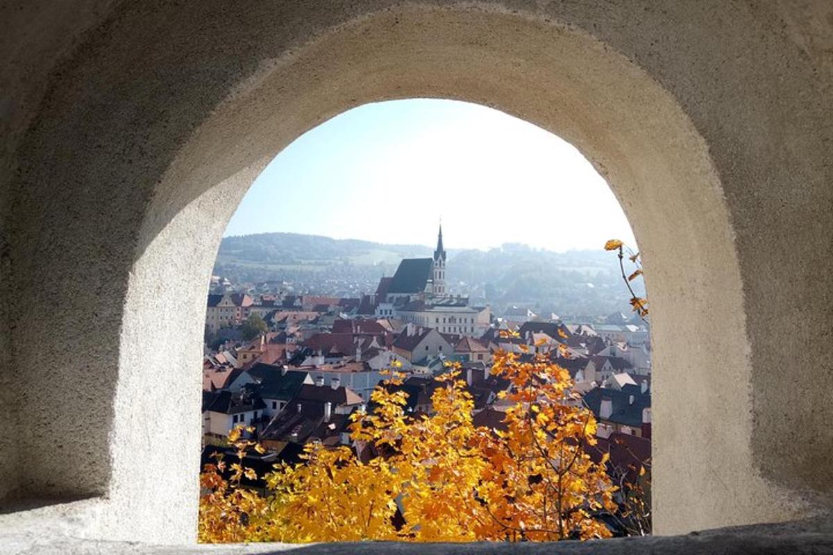 pohled na město z oblouku