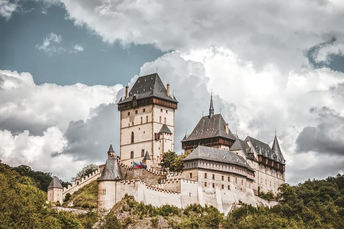 velký hrad stojící na vrcholu kopce