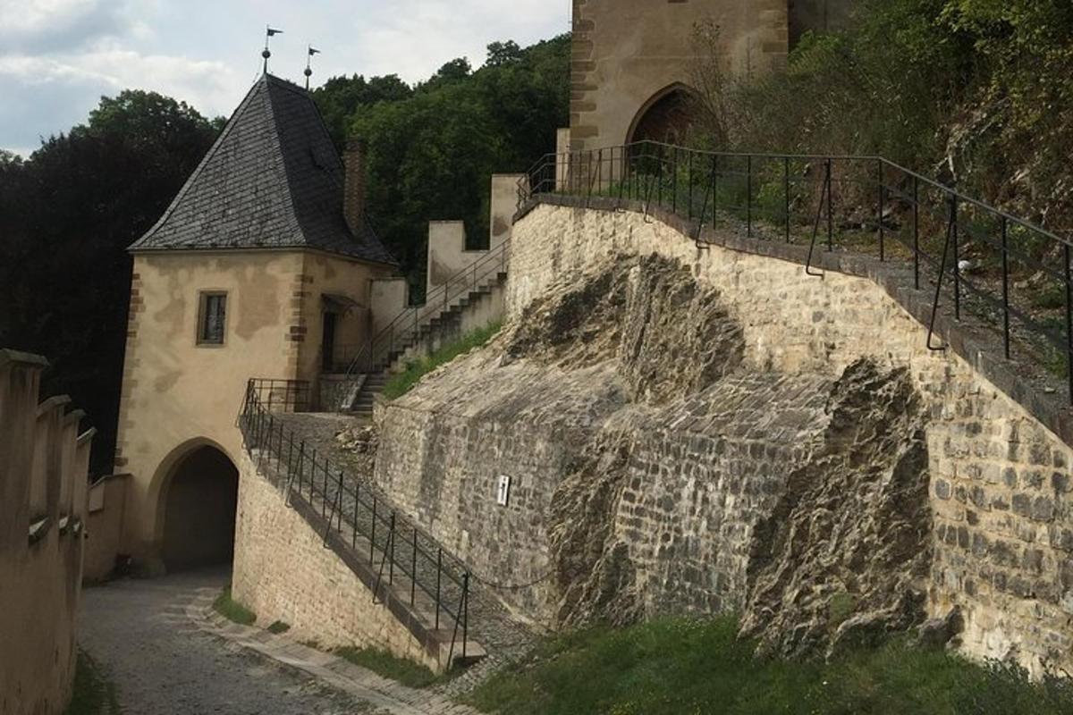 hrad se schodištěm vedoucím k budově
