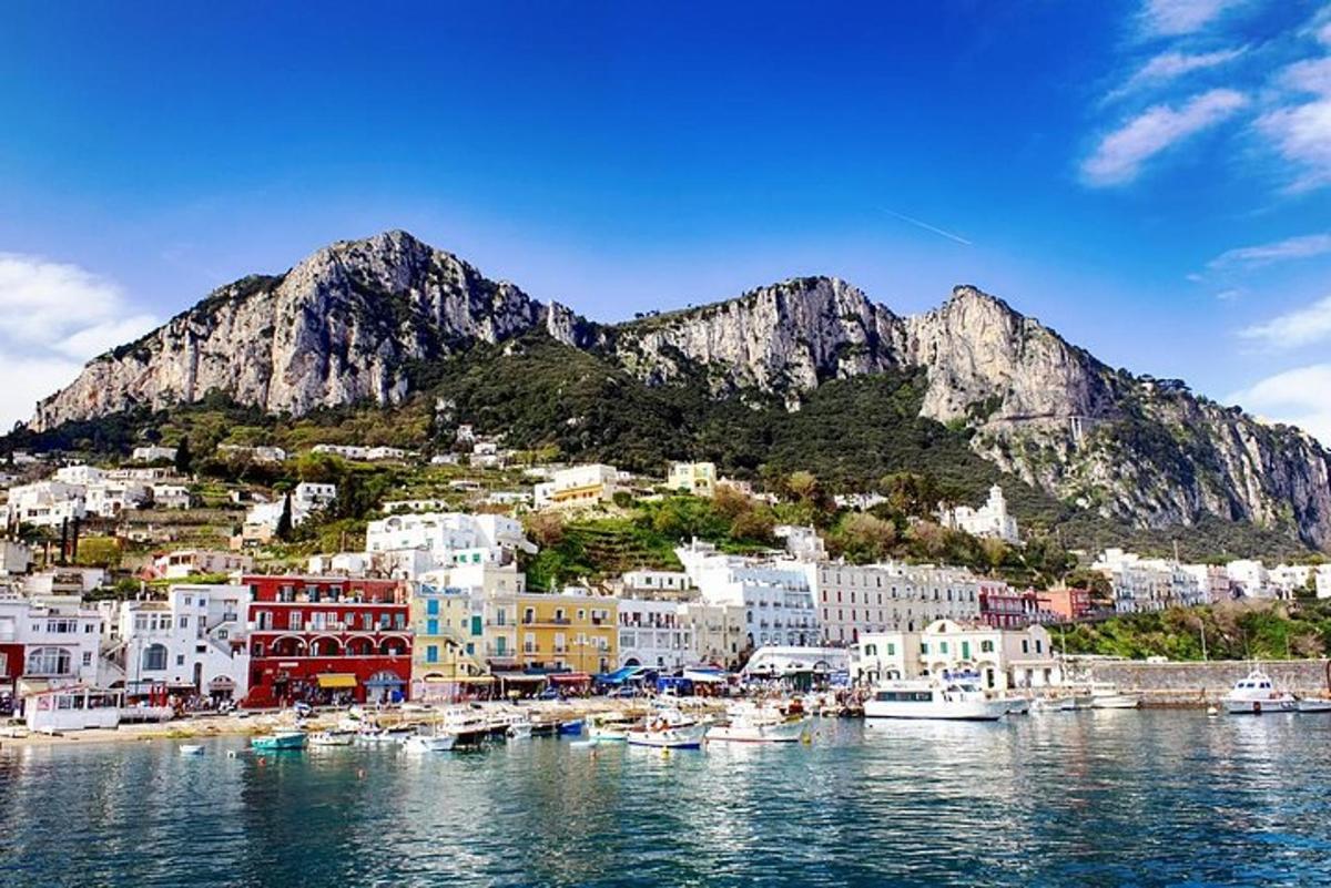 μια θέα ενός λιμανιού με βάρκες στο νερό