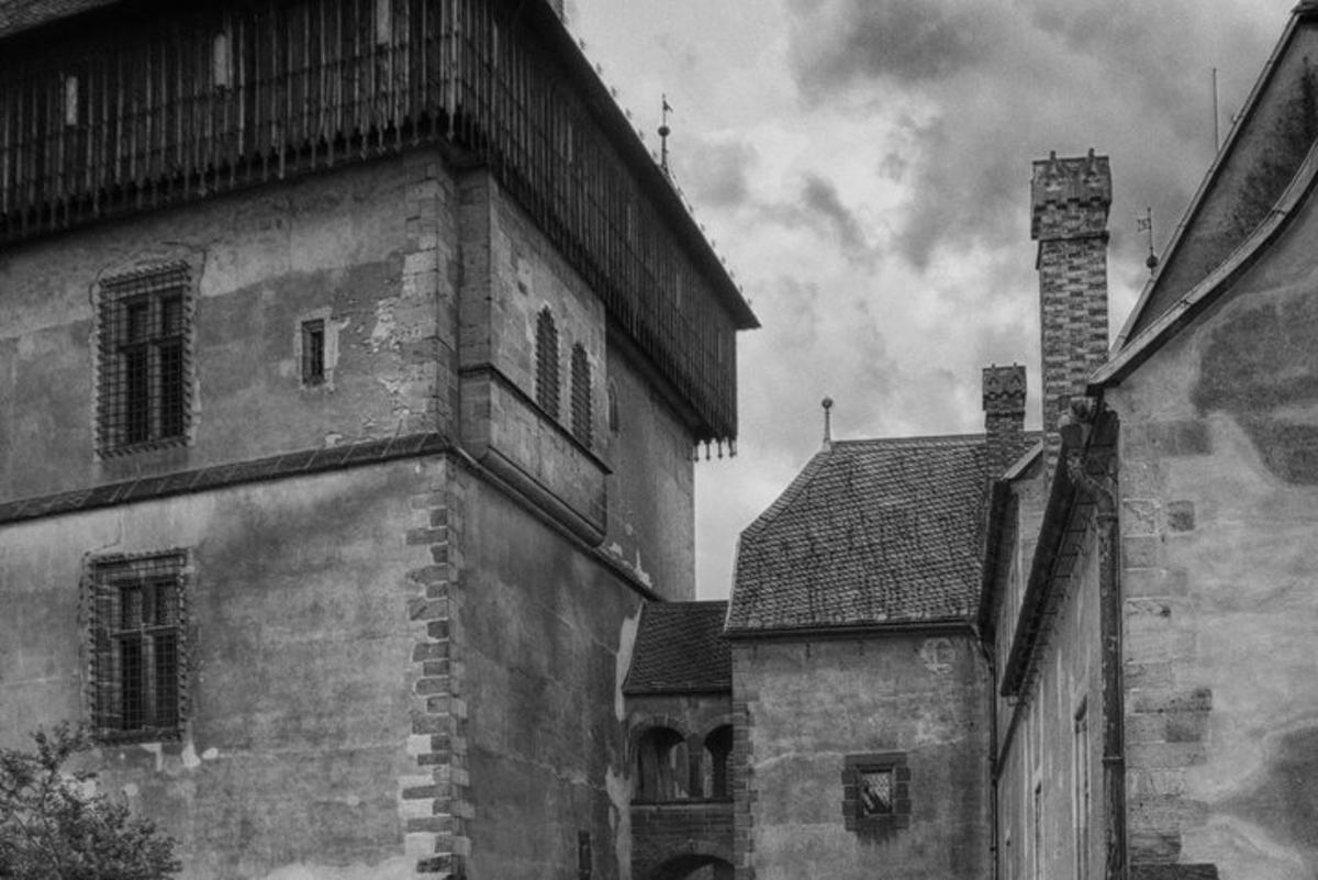 černobílá fotografie staré budovy