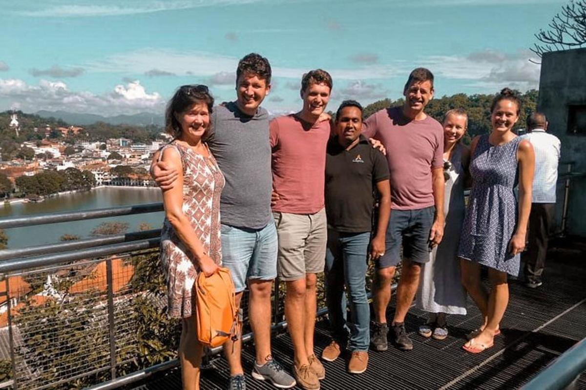 un grup de persones posant per a una foto en una teulada