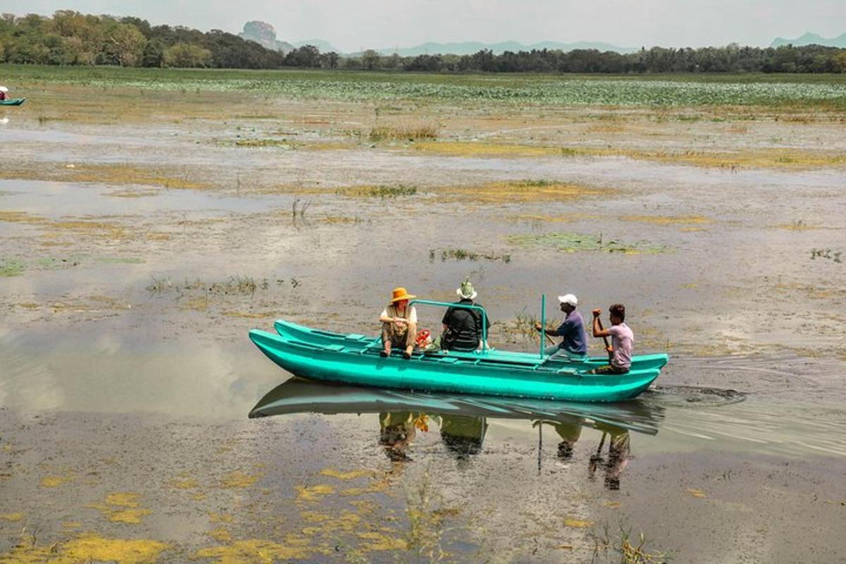un gruppo di persone su una barca verde in acqua
