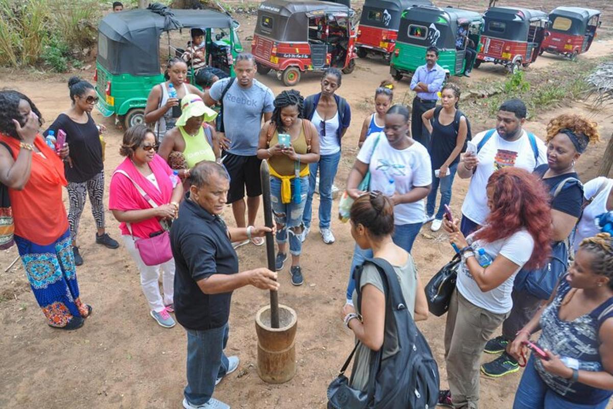 un gruppo di persone in piedi attorno a un gruppo di camion