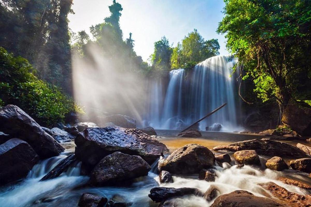 air terjun di tengah sungai dengan batu