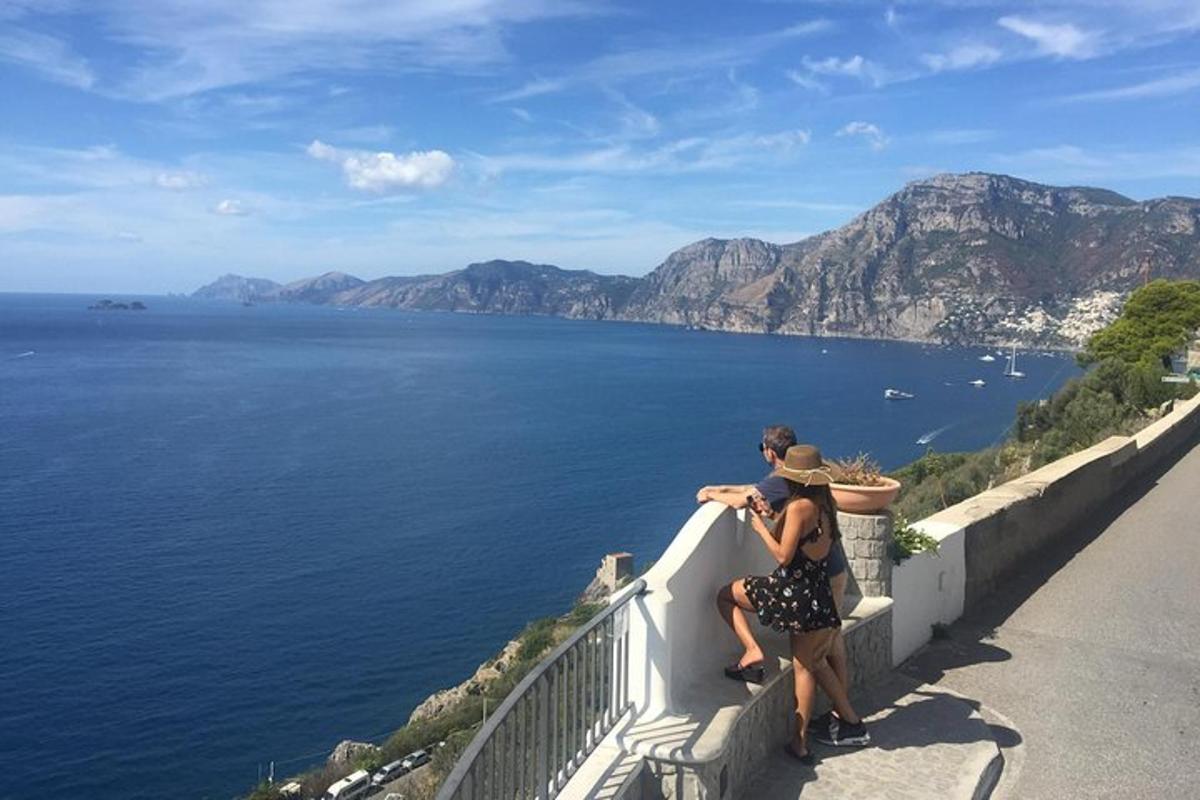 due persone in piedi su una sporgenza che guardano l'acqua