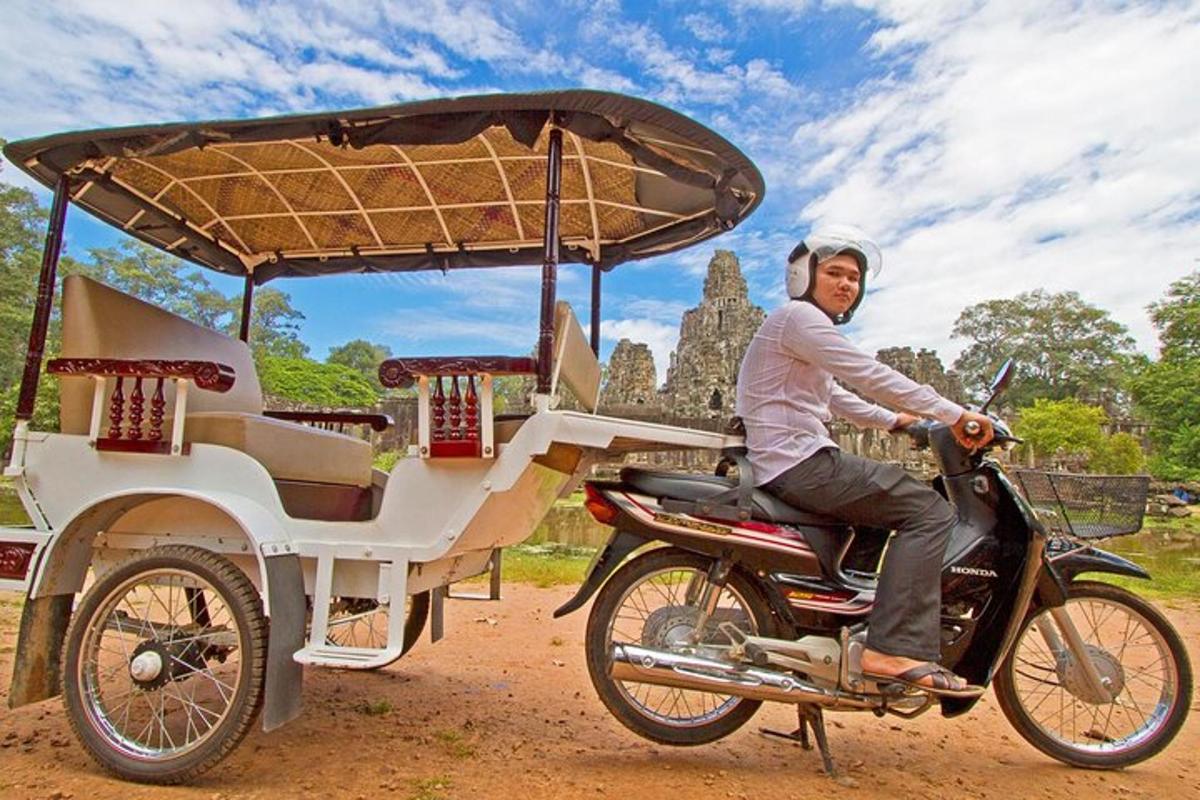 una donna in sella a una motocicletta con un golf cart