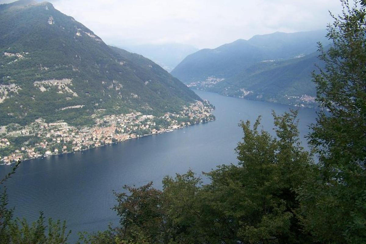 pogled na jezero sredi gora