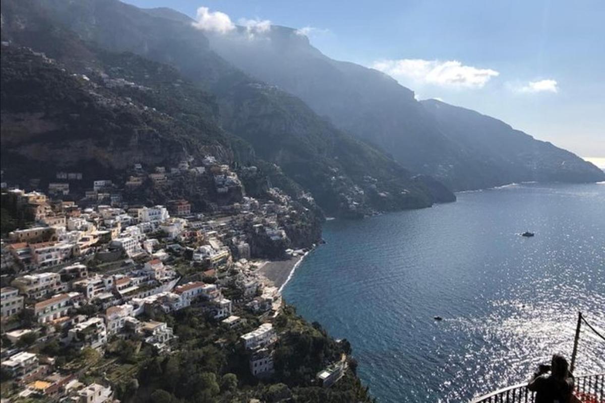 una vista aerea di una città su una montagna vicino all'acqua