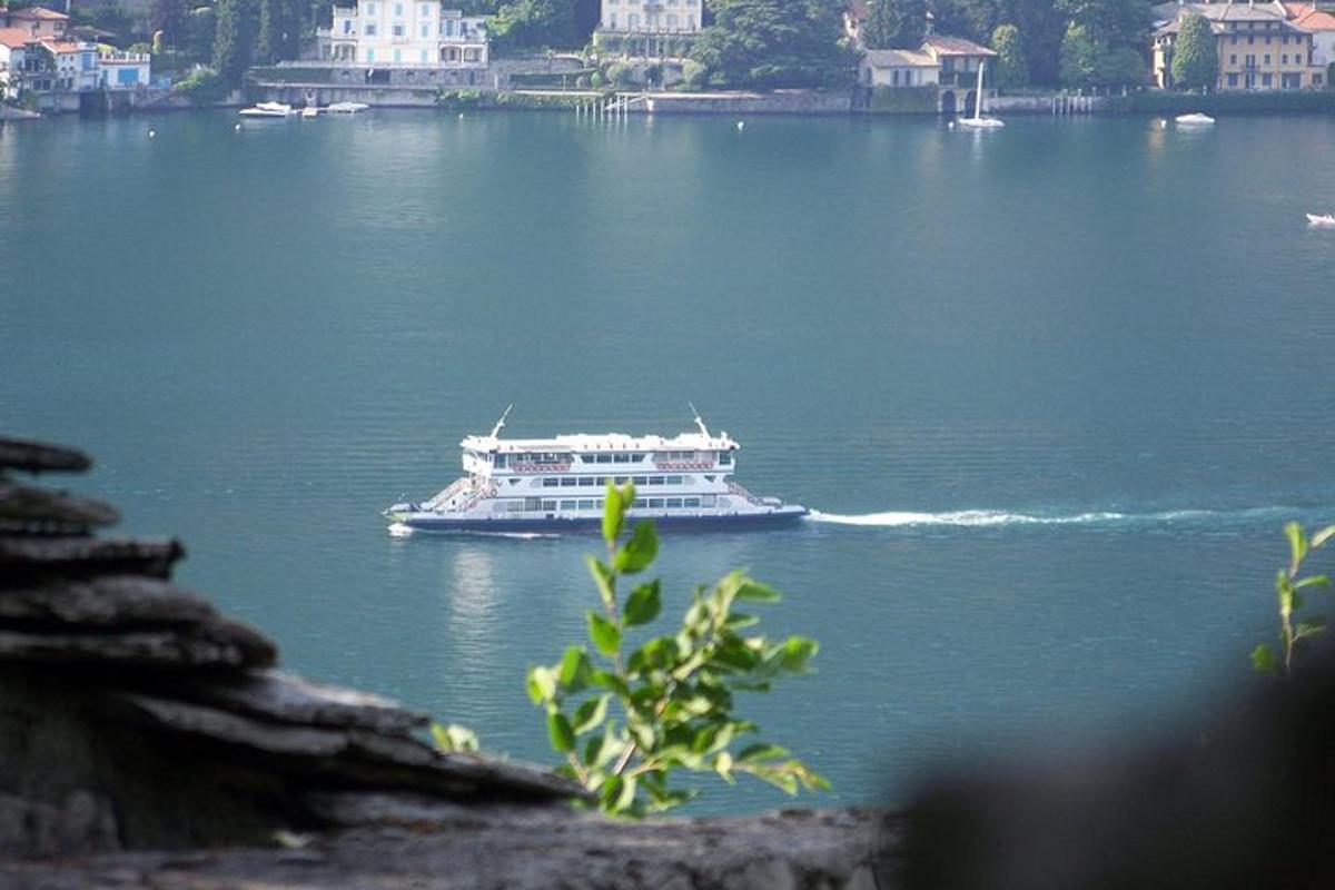een grote boot op een rivier met