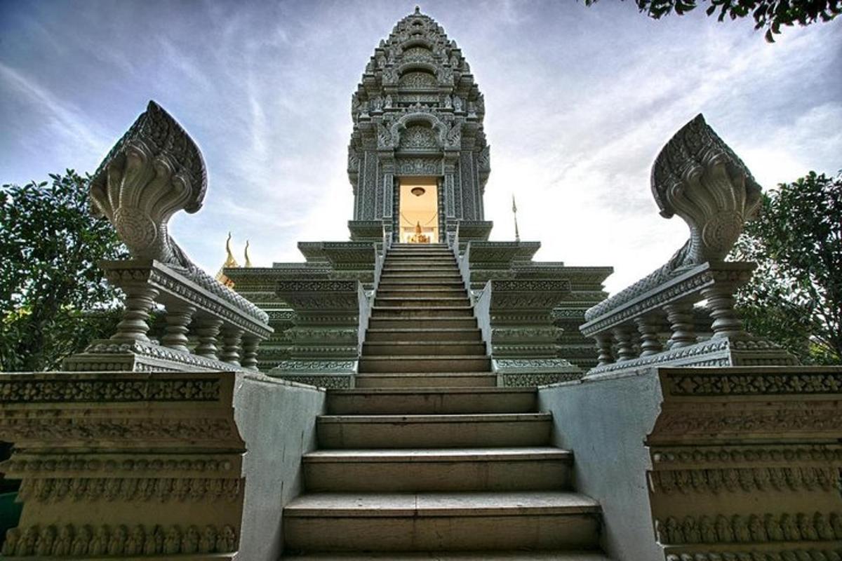 um grande edifício com escadas que levam a uma porta