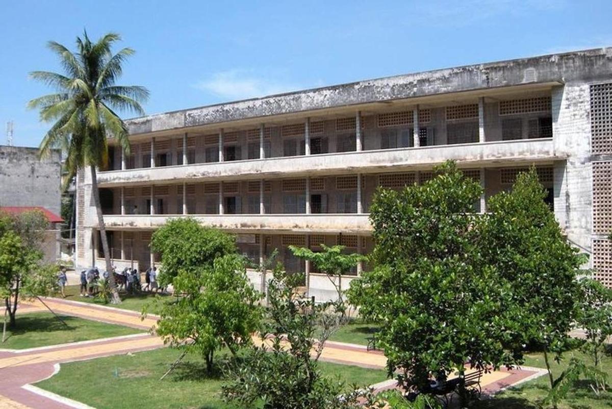 um grande edifício com uma palmeira na frente