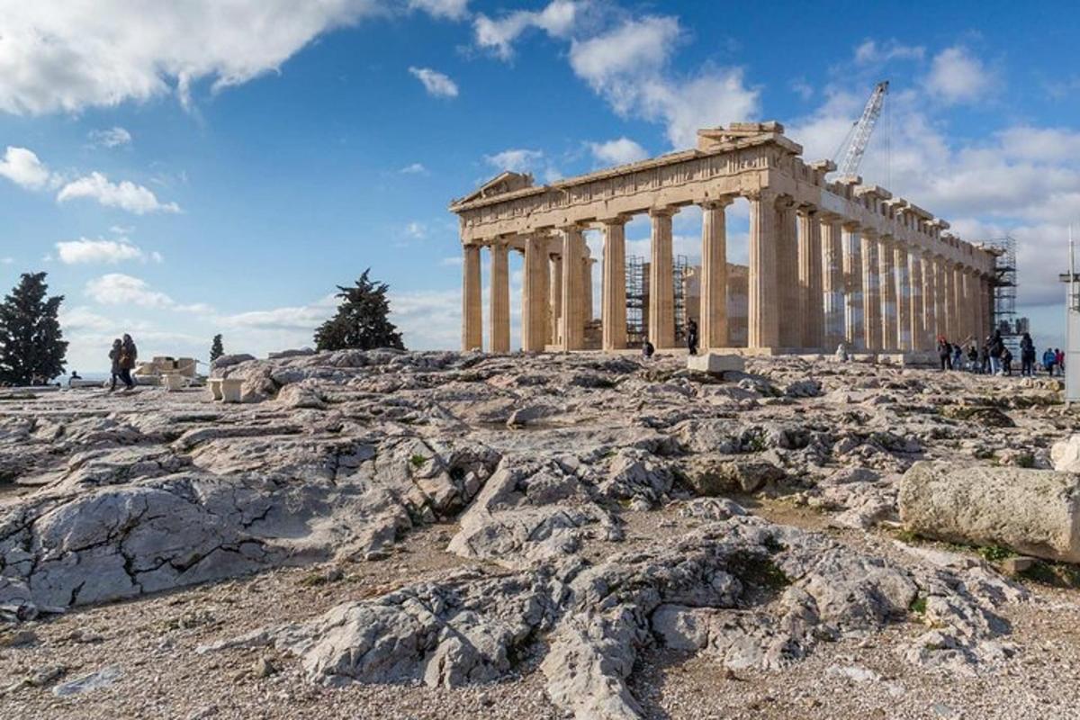 un tempio in cima a una collina con rocce
