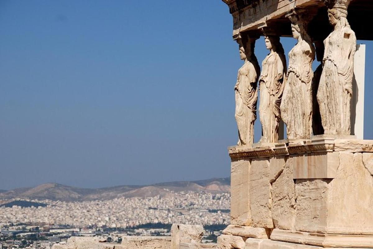 una statua di persone su un edificio con una città sullo sfondo