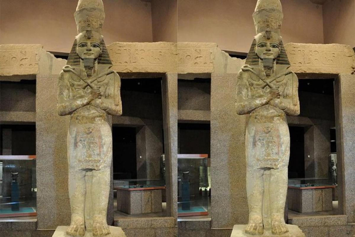 due statue di due donne in piedi davanti a un edificio