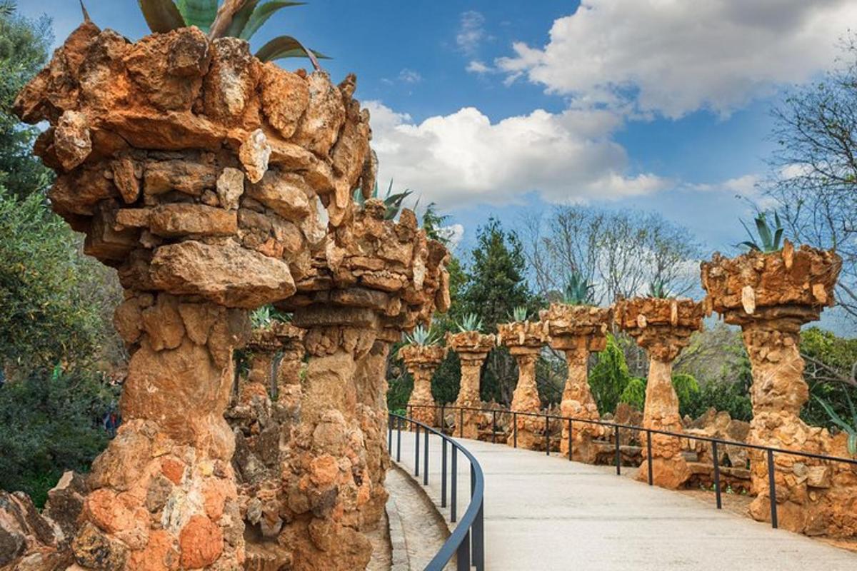 un mur de pedra amb un camí en un parc