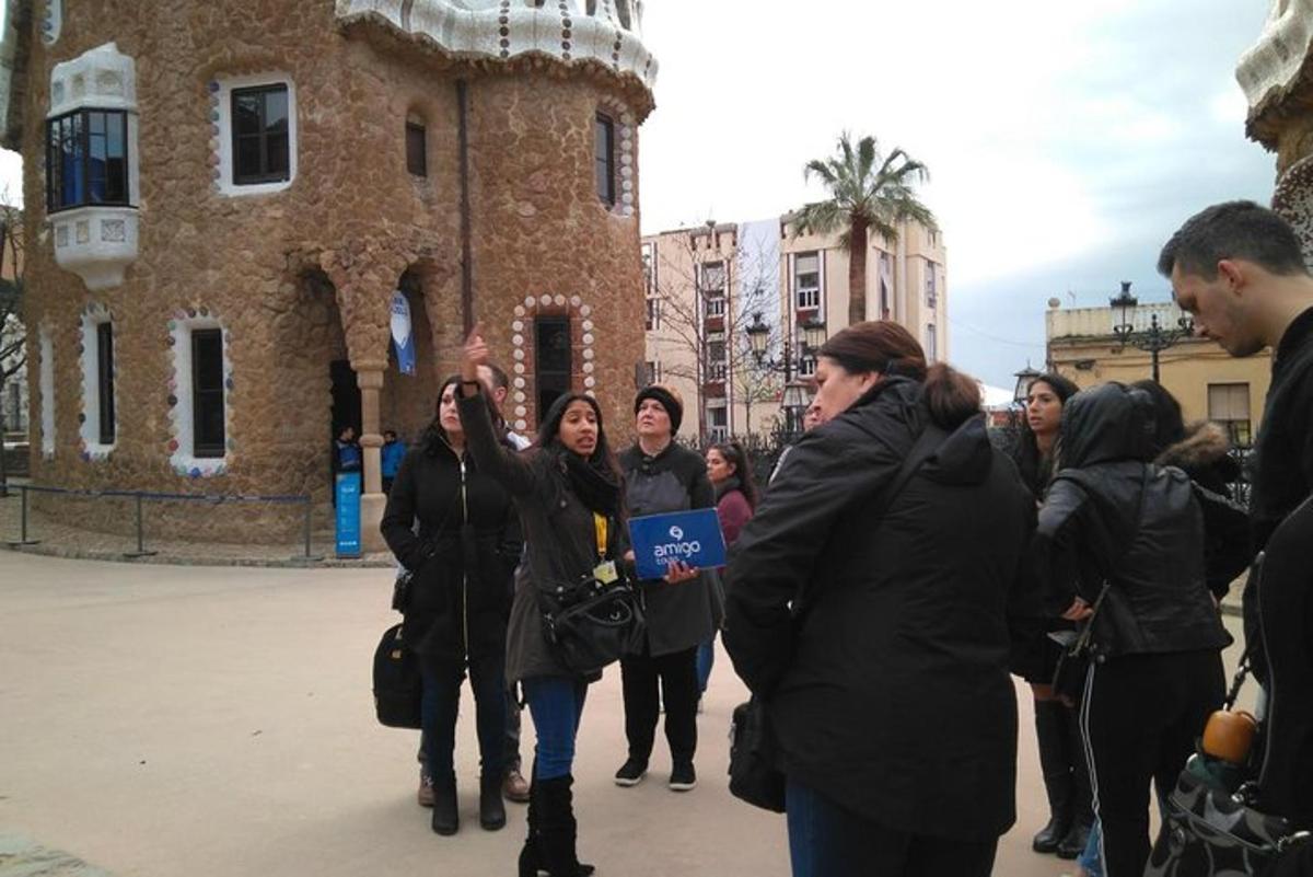 un grup de persones dempeus davant d'un edifici