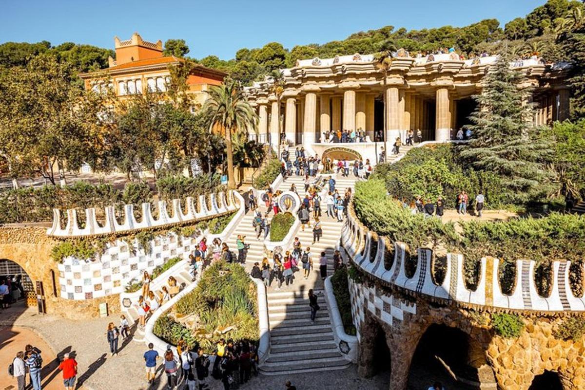 un grup de persones caminant davant d'un edifici