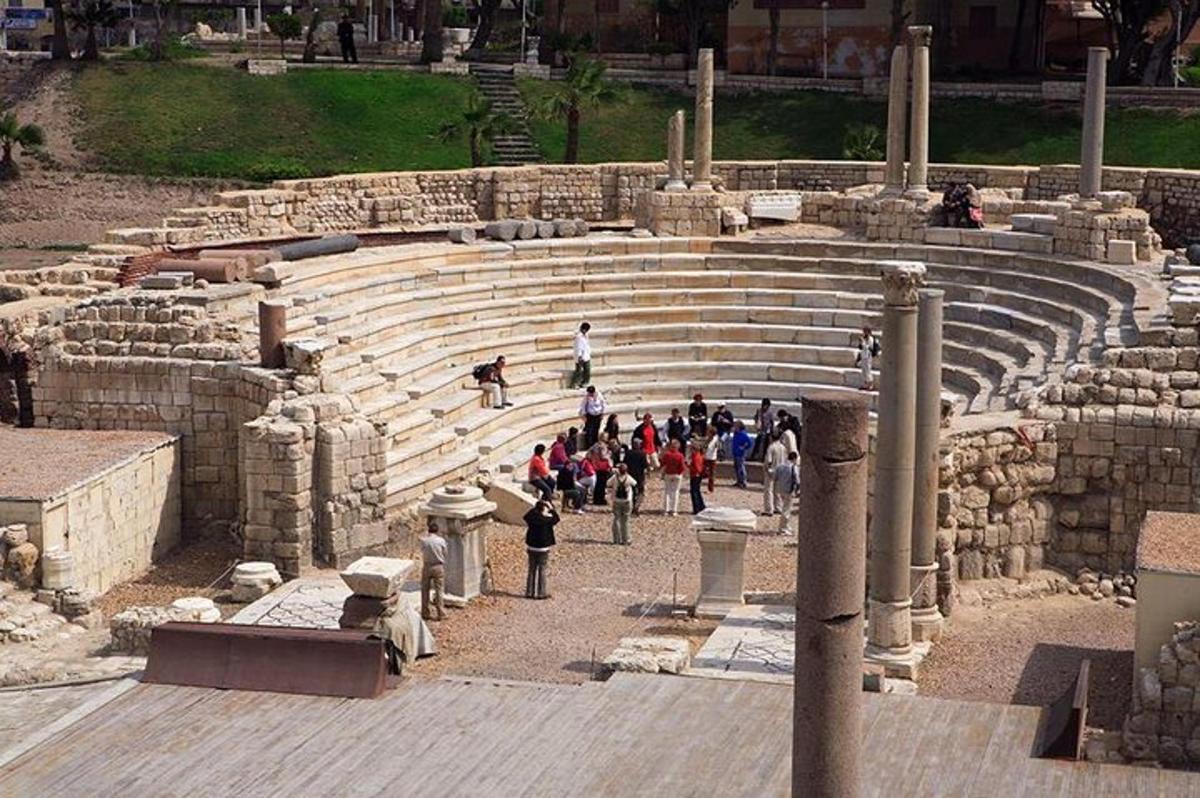 un gruppo di persone che camminano in un anfiteatro