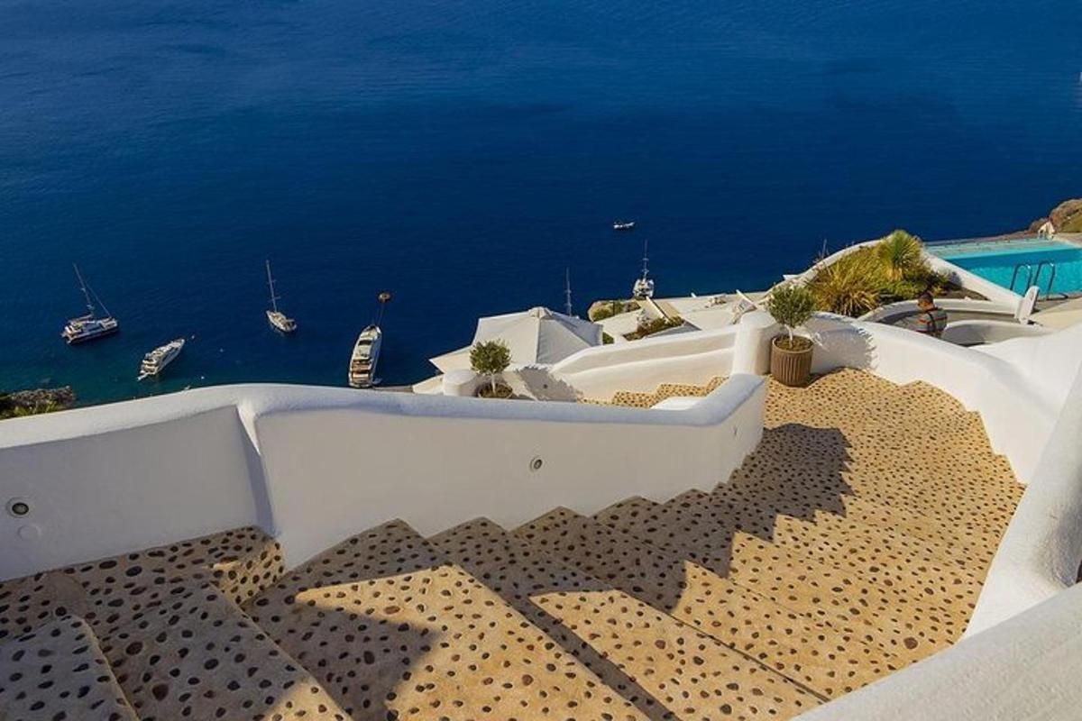 una vista de l'oceà des del costat d'un edifici