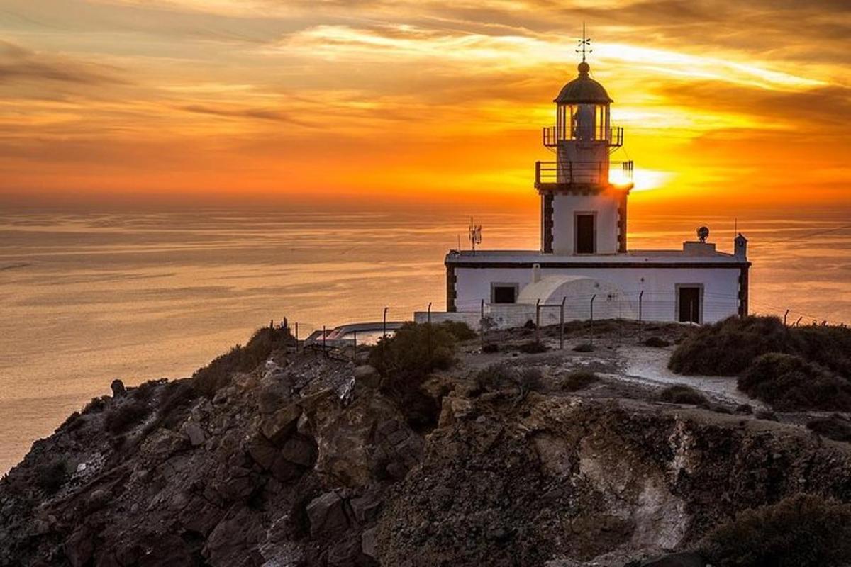 Ένας φάρος σε έναν απότομο βράχο με το ηλιοβασίλεμα στο φόντο