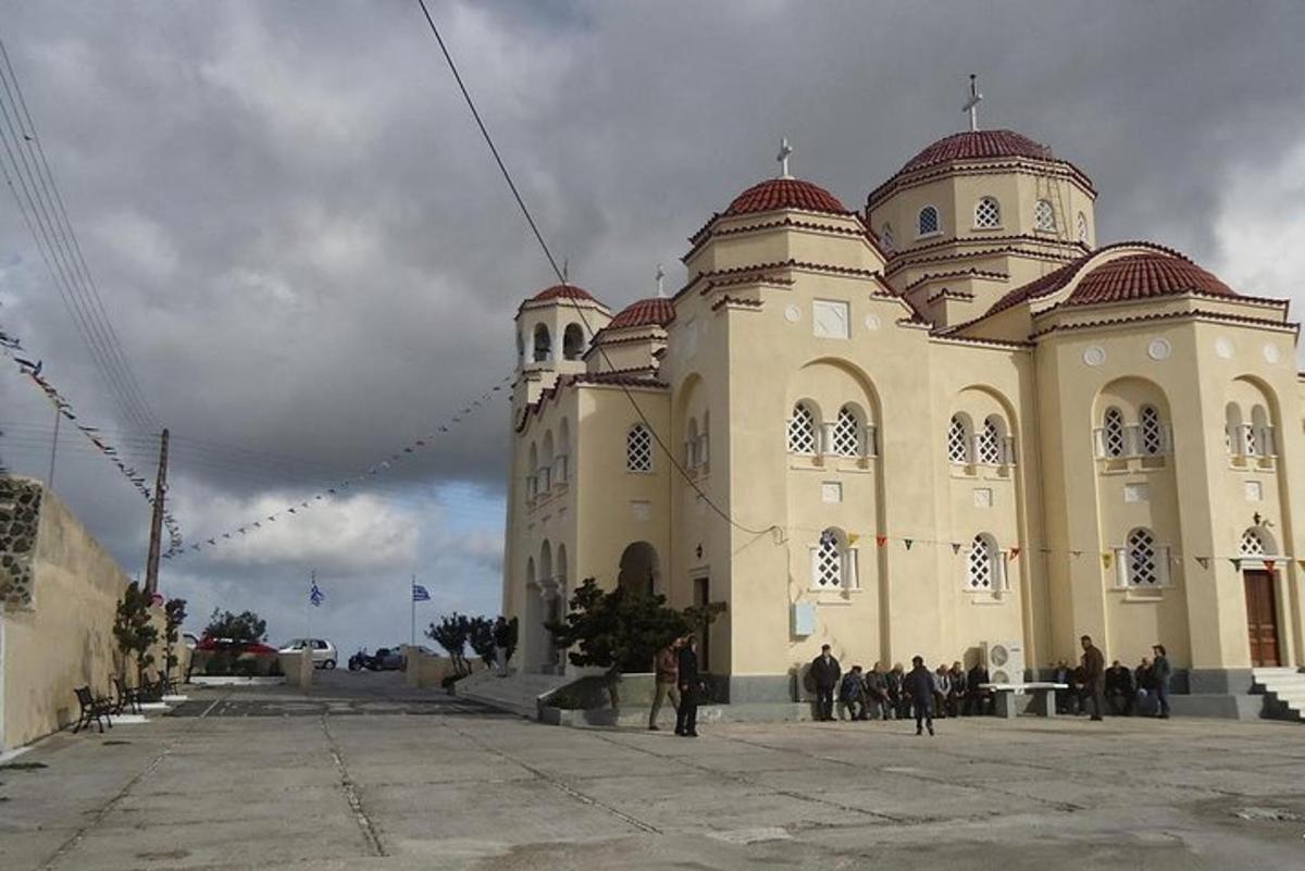 ένα μεγάλο κτίριο με ανθρώπους να στέκονται μπροστά του
