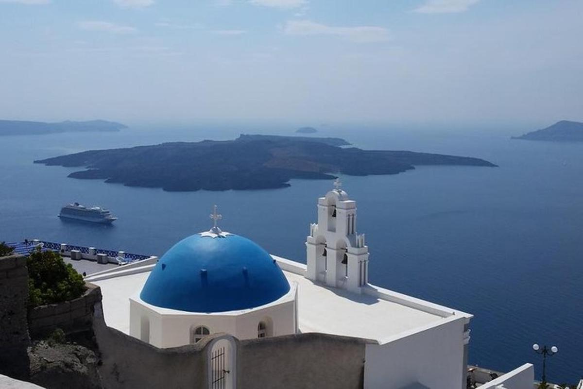 μια εκκλησία με μπλε τρούλο πάνω στο νερό