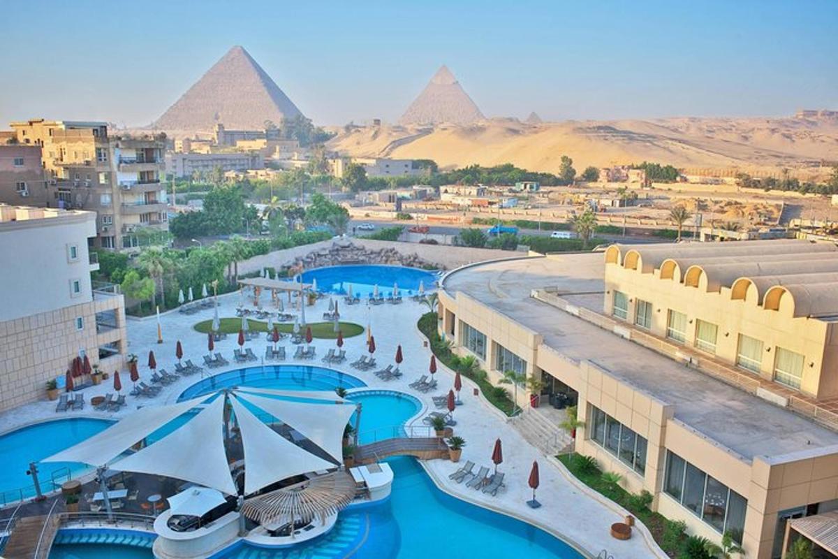 một góc nhìn từ trên không của kim tự tháp giza và tượng nhân sư