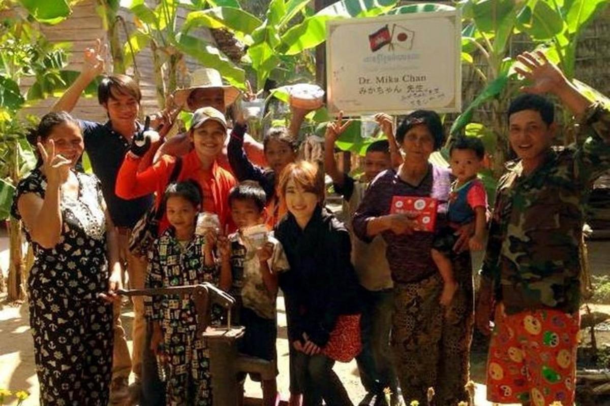 sekelompok orang sedang berpose untuk foto