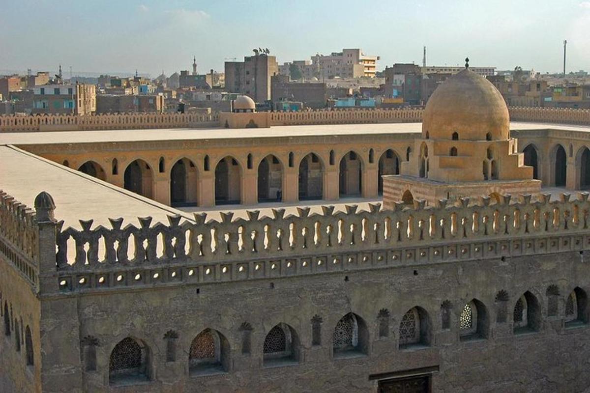 مبنى ذو قبة في قمته