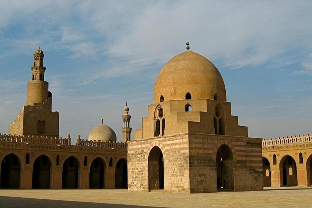 مبنى ذو قبتين فوقه