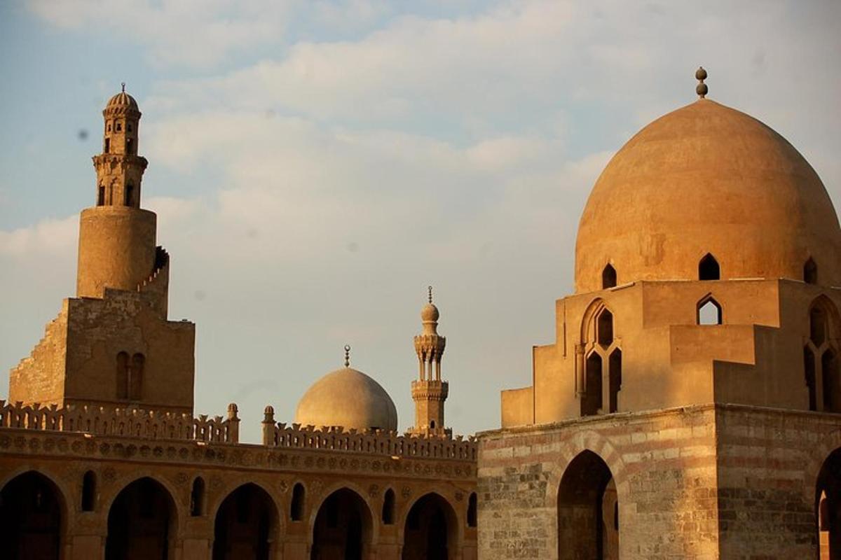 مبنى ذو قبتين فوقه