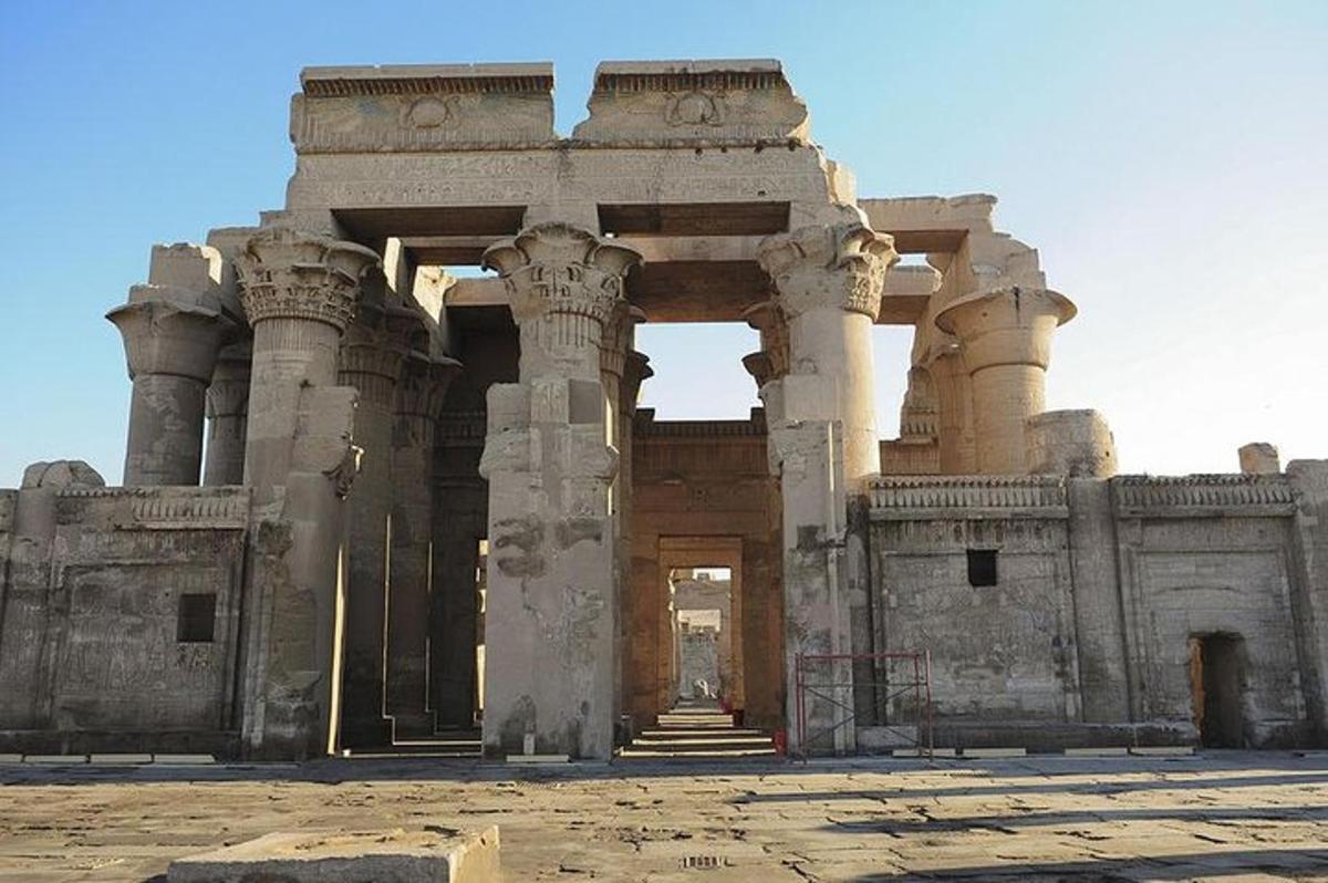 un antico edificio con un arco nel deserto