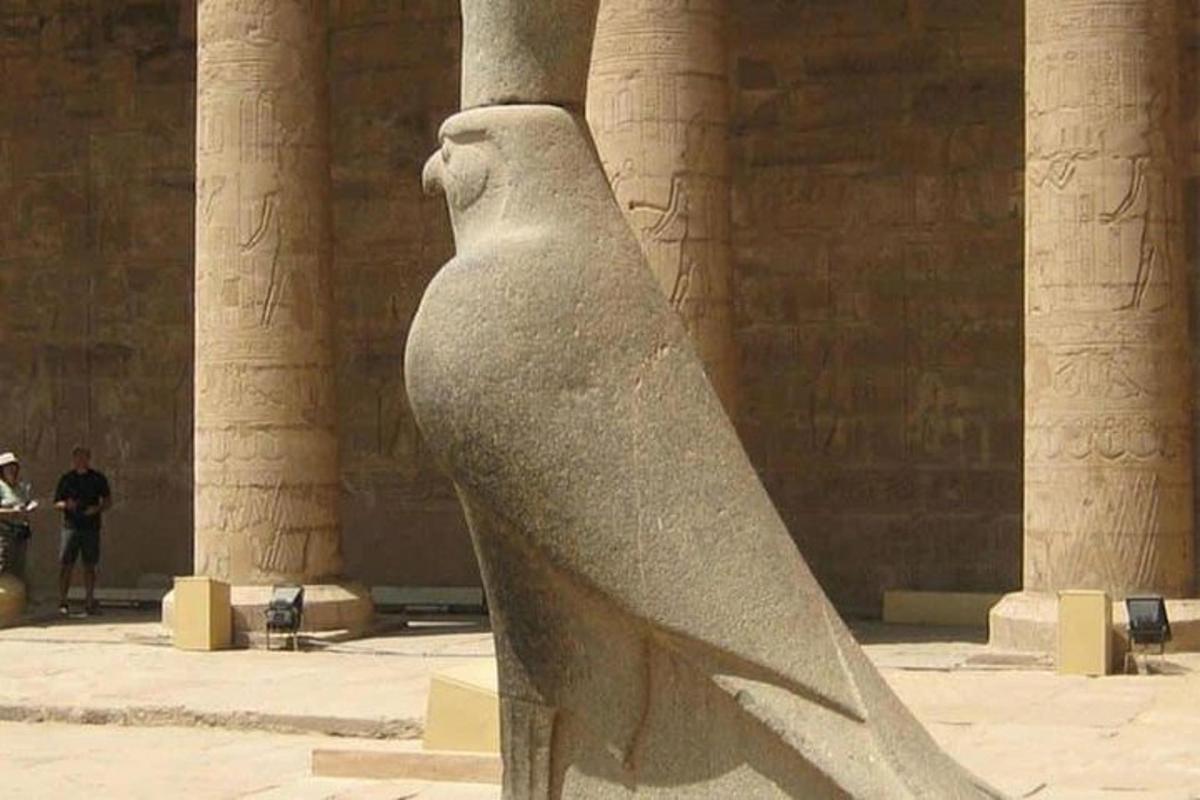 una statua di un uccello in un edificio con colonne