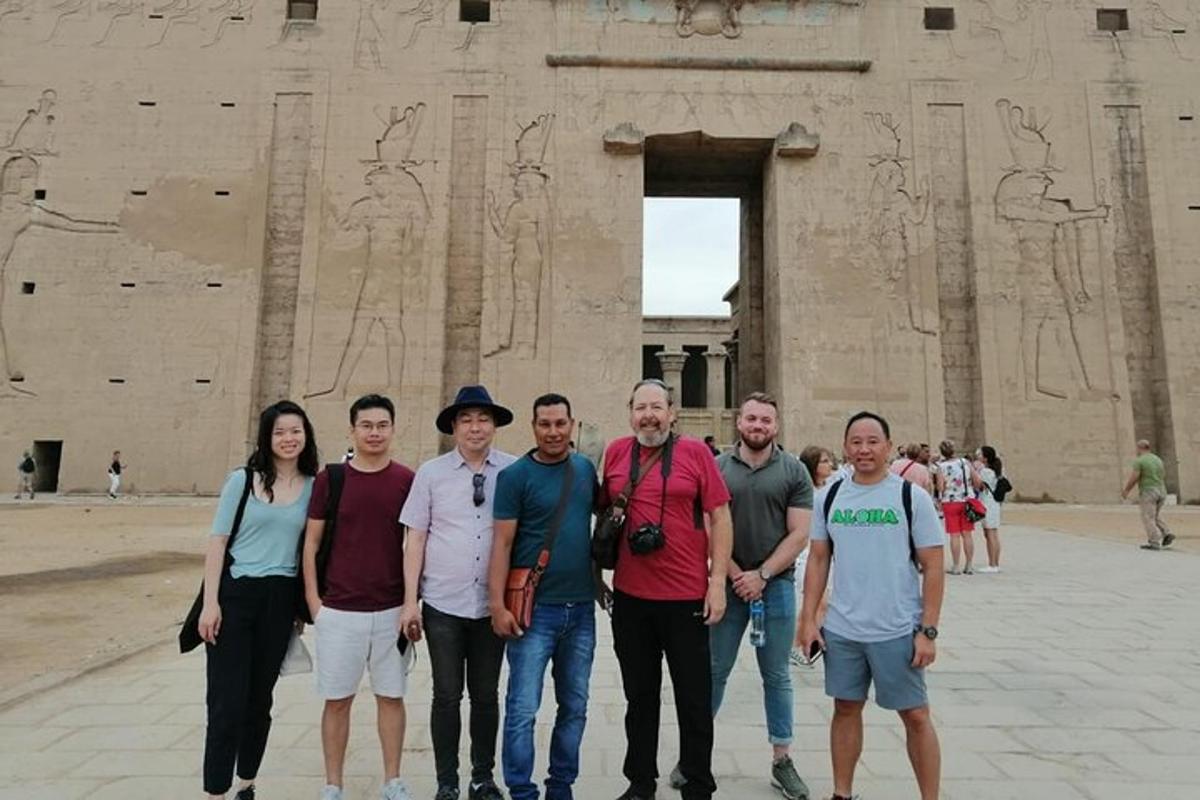 一群人站在一栋建筑物前