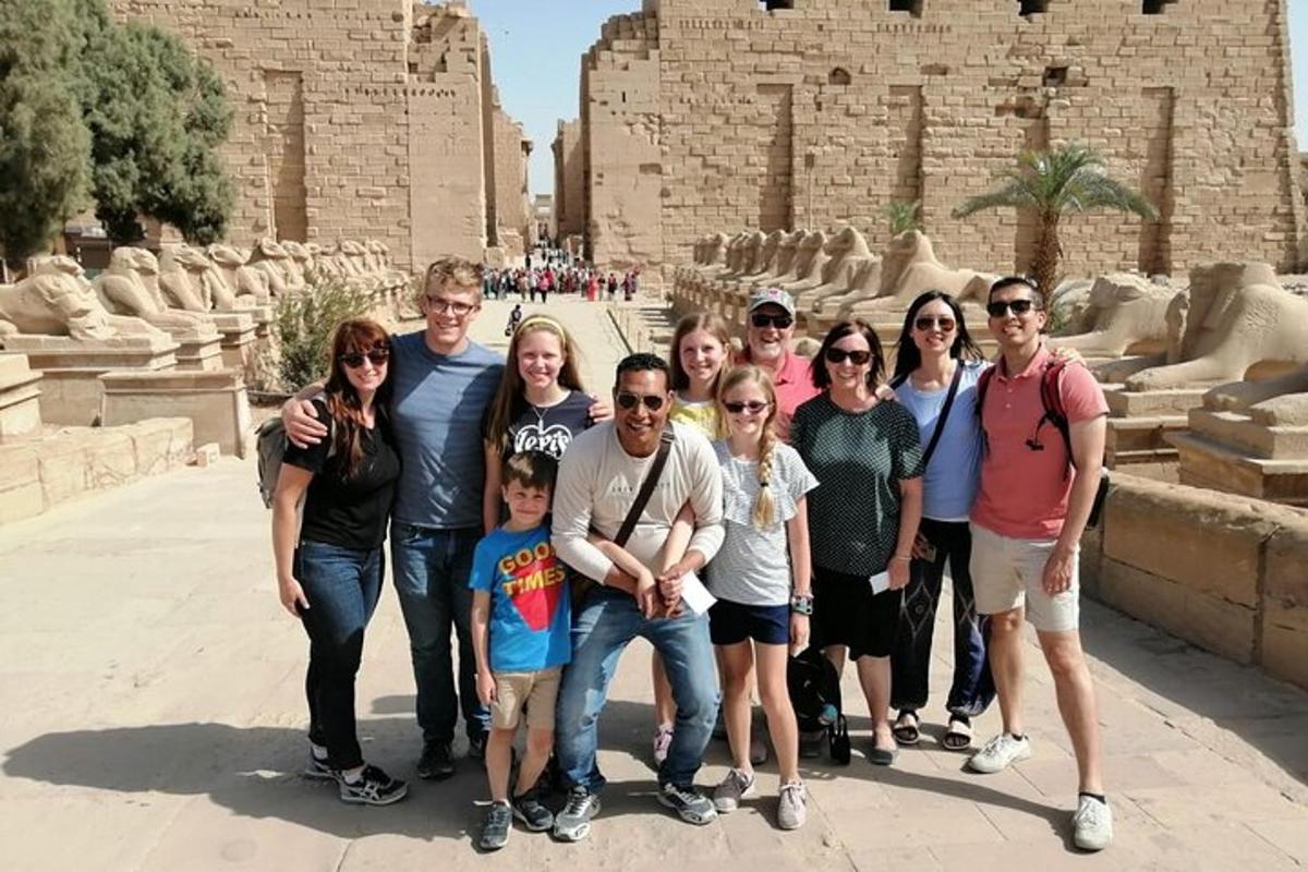 grupp inimesi, kes poseerivad pildi jaoks hoone ees