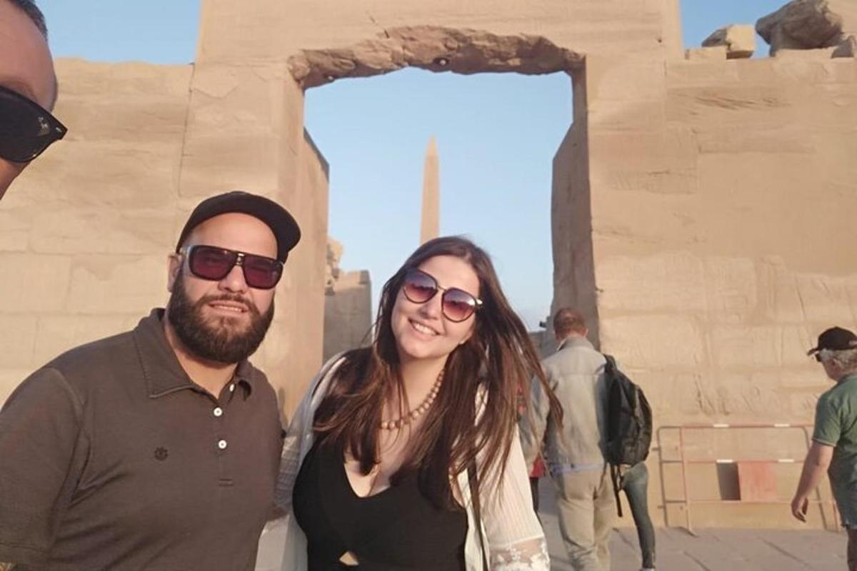 Un hombre y una mujer de pie frente a un edificio.