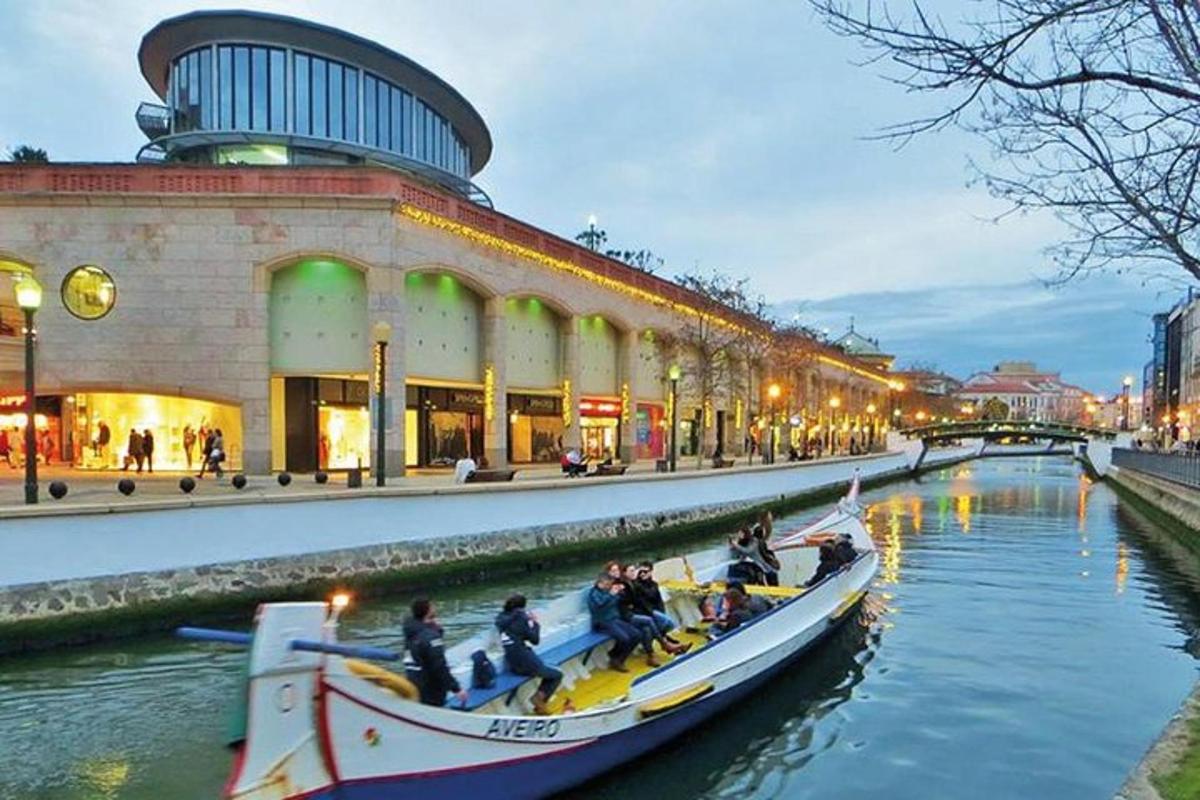 un gruppo di persone su una barca in un fiume