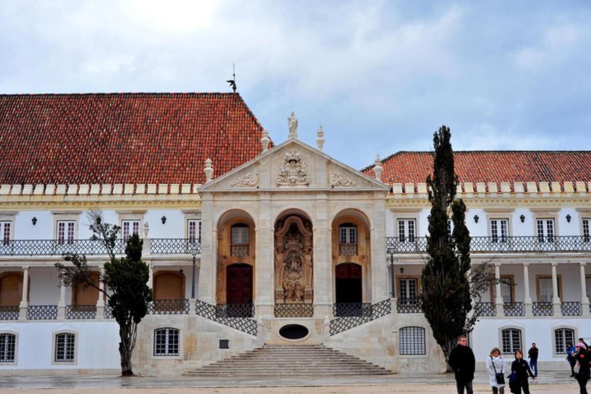 velika zgrada sa stubištem ispred nje