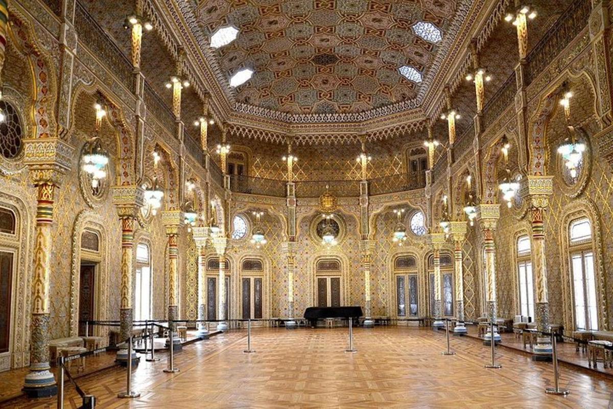 Una gran sala con un piano de cola en un edificio.