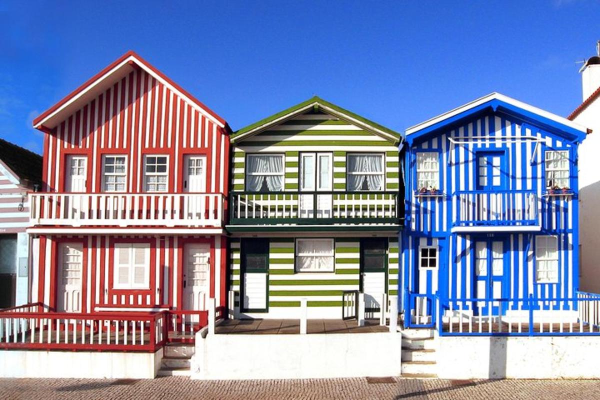un gruppo di quattro case con tetti di colori diversi