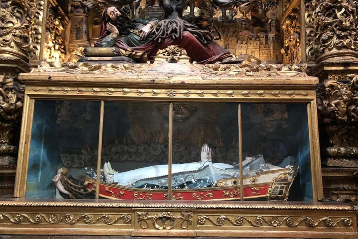 uma vitrine de vidro com um barco dentro