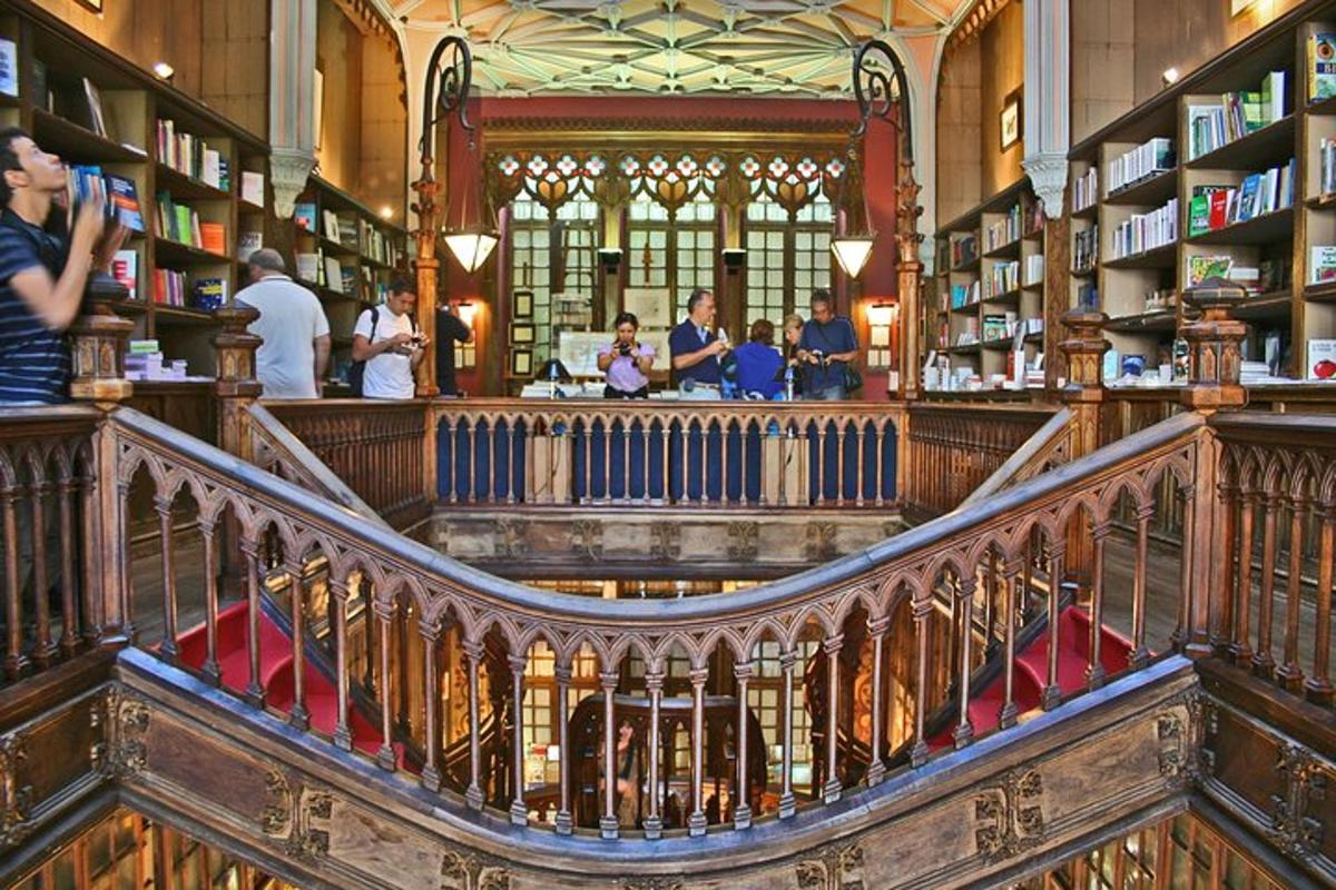 uma biblioteca com uma escada em espiral em uma livraria